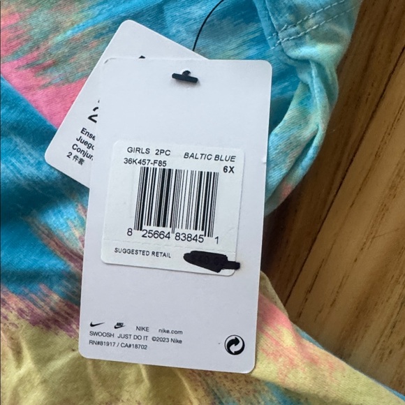 Girls Nike Shirt and Shorts Set - Picture 3 of 6